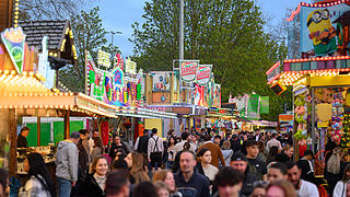 Abschluss Frühjahrsvolksfest       -  Letzte Runde: Zahlreiche Menschen besuchen am Sonntag (13.04.25) das Frühjahrsvolksfest auf der Talavera in Würzburg. Nach gut zwei Wochen geht das Fest auf der Talavera am Sonntag zu Ende. Laut Stadt waren 2025 etwa 190.000 Besucherinnen und Besucher auf dem Festplatz unterwegs.