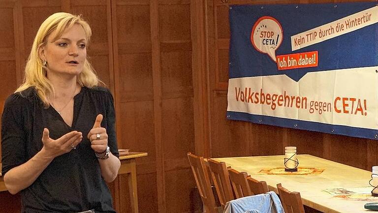 Am Mittwoch diskutierte Gewerkschaftssekretärin Marietta Eder mit einigen Besuchern über das Freihandelsabkommen TTIP. Am Mittwoch diskutierte Gewerkschaftssekretärin Marietta Eder mit einigen Besuchern über das Freihandelsabkommen TTIP.