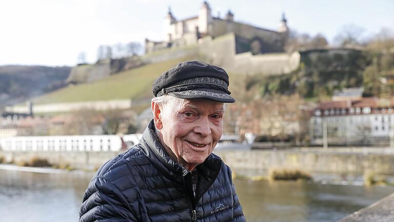 Ist immer wieder gern nach Würzburg zurückgekommen: der ehemalige US-Offizier Richard M. Gardner (94) im Dezember auf der Alten Mainbrücke.