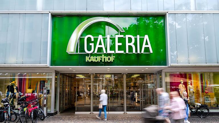 Galeria-Filiale       -  Eine Filiale der Kaufhauskette Galeria Kaufhof in der Fußgängerzone. Die Gewerkschaft Verdi hat ein Tarifangebot der Firma abgelehnt. (Archivbild)