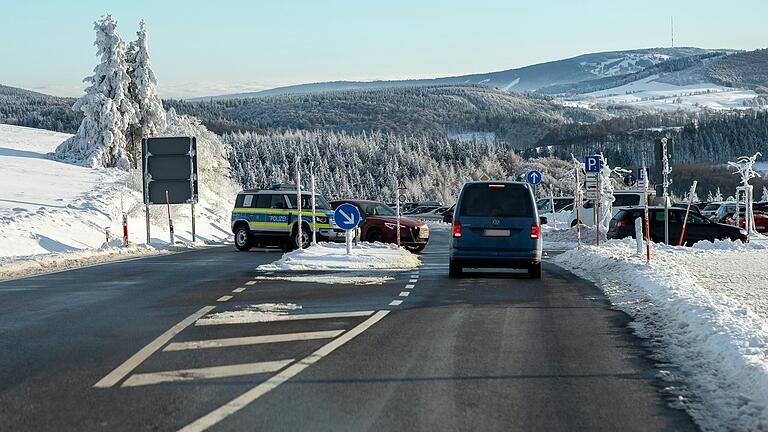 Sind die Parkplätze auf der Wasserkuppe voll, wird von der Polizei die Zufahrt gesperrt. Sind die Parkplätze auf der Wasserkuppe voll, wird von der Polizei die Zufahrt gesperrt.