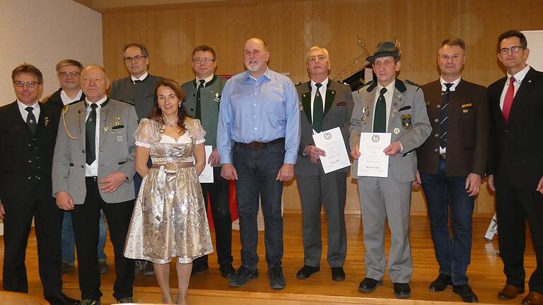 Aus dem Bereich Mellrichstadt erhielten das Protektor-Abzeichen Reinhold Seifert aus Hendungen (Dritter von rechts), Georg Hiesel aus Frickenhausen (Vierter von rechts), Manfred Graumann aus Ostheim (Fünfter von rechts) und Georg Kraus aus Mühlfeld (Sechster von rechts). Dazu gratulierten (von links) Bezirksschützenmeister Mathias Dörrie, der dritte Gauschützenmeister Alexander Pahl, der zweite Gauschützenmeister Martin Härter, Bürgermeister Eberhard Streit und Gaudamenleiterin Heidi Schmitt sowie (von rechts) der stellvertretende Landrat Hans-Peter Suckfüll und Gauschützenmeister Uli Schmitt. Aus dem Bereich Mellrichstadt erhielten das Protektor-Abzeichen Reinhold Seifert aus Hendungen (Dritter von rechts), Georg Hiesel aus Frickenhausen (Vierter von rechts), Manfred Graumann aus Ostheim (Fünfter von rechts) und Georg Kraus aus Mühlfeld (Sechster von rechts). Dazu gratulierten (von links) Bezirksschützenmeister Mathias Dörrie, der dritte Gauschützenmeister Alexander Pahl, der zweite Gauschützenmeister Martin Härter, Bürgermeister Eberhard Streit und Gaudamenleiterin Heidi Schmitt sowie (von rechts) der stellvertretende Landrat Hans-Peter Suckfüll und Gauschützenmeister Uli Schmitt.
