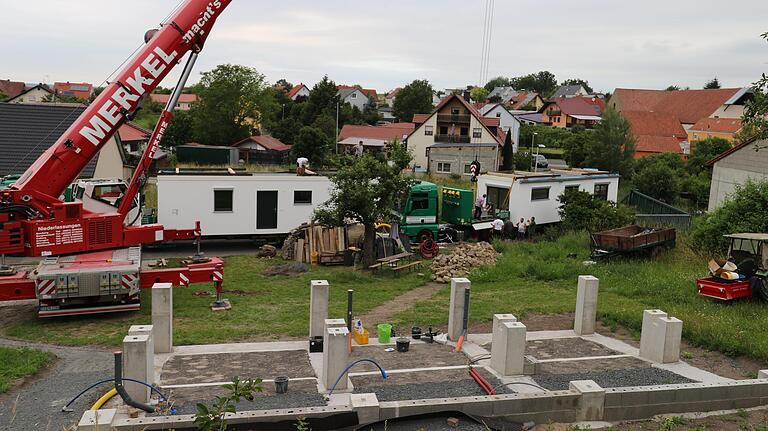 Der Kran steht bereit, die beiden Module sind noch auf den Tiefladern. Rund zwei Stunden später steht das Haus auf den Fundamenten.