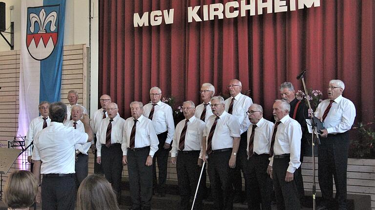 Der Männerchor des MGV Kirchheim sang zum letzten Mal auf der Bühne. Der Männerchor des MGV Kirchheim sang zum letzten Mal auf der Bühne.