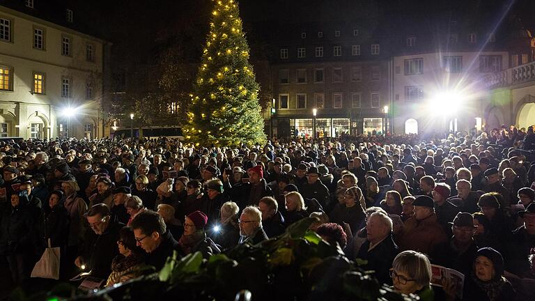 Einsingen und Einstimmen auf Weihnachten: Am vierten Adventssonntag werden im großen Innenhof des Würzburger Rathauses wieder gemeinsam bekannte Lieder und festliche Weisen angestimmt. Einsingen und Einstimmen auf Weihnachten: Am vierten Adventssonntag werden im großen Innenhof des Würzburger Rathauses wieder gemeinsam bekannte Lieder und festliche Weisen angestimmt. 