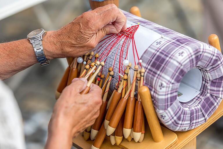 Auch Klöppelarbeiten gibt es beim Kunsthandwerkermarkt in Schweinfurt am Wochenende. Auch Klöppelarbeiten gibt es beim Kunsthandwerkermarkt in Schweinfurt am Wochenende.