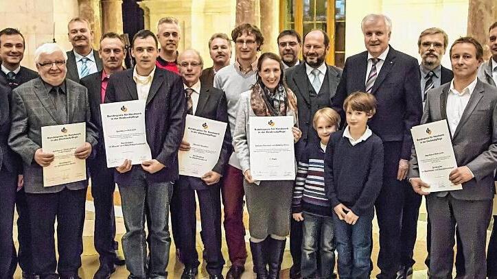 Verleihung des Bundespreises für Denkmalpflege im Handwerk: Die Eigentümer des Hauses Häfnergasse 7 in Gerolzhofen, Stephanie Petermair und Matthias Braun, mit den an der Restaurierung beteiligten Handwerkern, Bürgermeister Thorsten Wozniak und der stellvertretenden Landrätin Christine Bender in der Münchner Staatskanzlei bei Ministerpräsident Horst Seehofer.