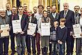 Verleihung des Bundespreises für Denkmalpflege im Handwerk: Die Eigentümer des Hauses Häfnergasse 7 in Gerolzhofen, Stephanie Petermair und Matthias Braun, mit den an der Restaurierung beteiligten Handwerkern, Bürgermeister Thorsten Wozniak und der stellvertretenden Landrätin Christine Bender in der Münchner Staatskanzlei bei Ministerpräsident Horst Seehofer.