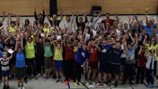 Hände hoch zum Gruppenfoto: Rund 100 Kinder im Alter von elf bis 14 Jahren beteiligten sich bei der Sports-Night. Fotos: Wolfgang Dehm Hände hoch zum Gruppenfoto: Rund 100 Kinder im Alter von elf bis 14 Jahren beteiligten sich bei der Sports-Night. Fotos: Wolfgang Dehm