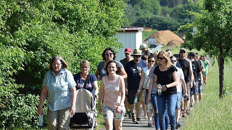 Wandern mit fetziger Musik: Junge Familien mit kleinen Kindern waren ebenso dabei, wie ehemalige Kindergartenkinder.