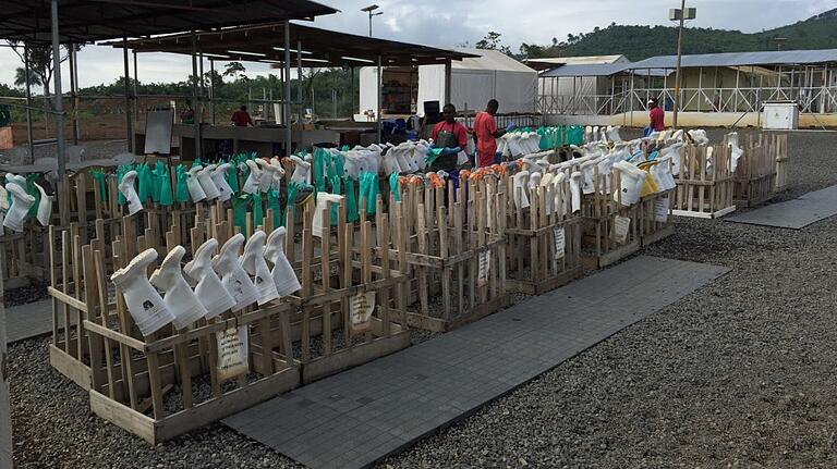 Gummistiefel: Die waren ziemlich wichtig im Ebola-Zentrum in Sierra Leone. Die Farben stehen für verschiedene Bereiche der Klinik.&nbsp;