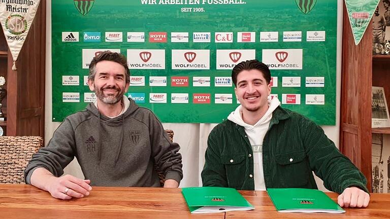 Die Tinte ist trocken: Georgios Spanoudakis (rechts, neben Sportdirektor Robert Hettich) hat beim FC 05 Schweinfurt unterschrieben.