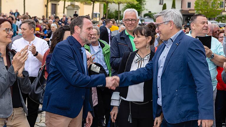 Die Bürgermeisterkandidaten für die Stichwahl reichen sich die Hände: Matthias Zink (SPD, links) und Jörg Kümmel (FSB). Die Bürgermeisterkandidaten für die Stichwahl reichen sich die Hände: Matthias Zink (SPD, links) und Jörg Kümmel (FSB).