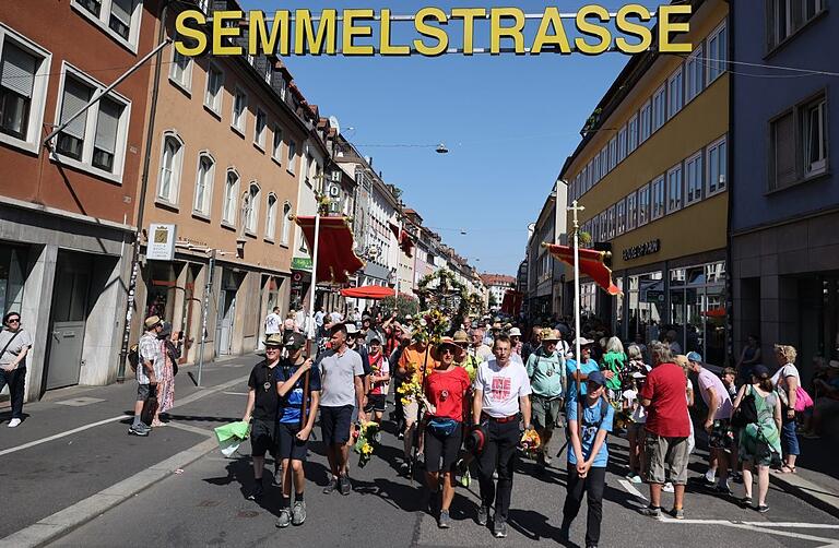 Um 14.30 Uhr betraten die ersten Kreuzbergwallfahrer die Würzburger Semmelstraße und wurden dort von Freunden und Verwandten herzlich begrüßt. Um 14.30 Uhr betraten die ersten Kreuzbergwallfahrer die Würzburger Semmelstraße und wurden dort von Freunden und Verwandten herzlich begrüßt.