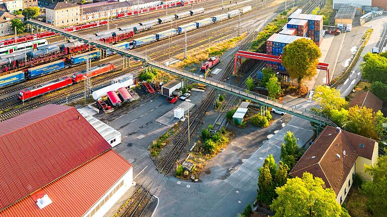 Luftbild des seit Jahren gesperrten Fußgängerstegs über die Bahngleise am Hauptbahnhof. Am Bildrand rechts neben dem Haus passierte vergangene Woche der Unfall, bei dem ein Container-Stapler den Steg am Treppenabgang massiv beschädigte.