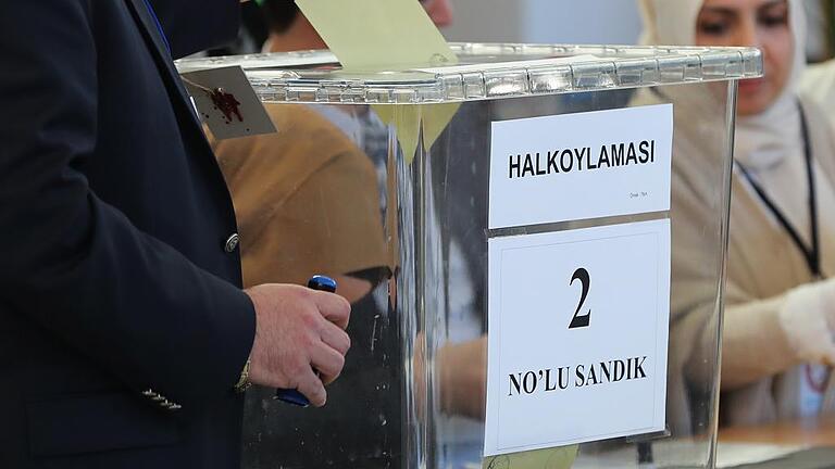 Türkische Volksabstimmung in Bayern - In gläsernen Wahlurnen werden die Stimmzettel gesammelt. Türkische Volksabstimmung in Bayern - In gläsernen Wahlurnen werden die Stimmzettel gesammelt.