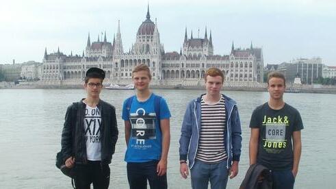 Vier junge Mathematiker vom Regiomontanus-Gymnasium Haßfurt reisten zu einem Mathe-Knobel-Wettbewerb nach Budapest und kehrten mit einem erfolgreichen 2. Platz zurück. Vor dem Parlament stellten sich (von links) Maximilian Gerschütz, Felix Buld, Clemens Reitelbach und Simon Eußner für ein Erinnerungsfoto.