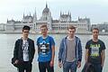 Vier junge Mathematiker vom Regiomontanus-Gymnasium Haßfurt reisten zu einem Mathe-Knobel-Wettbewerb nach Budapest und kehrten mit einem erfolgreichen 2. Platz zurück. Vor dem Parlament stellten sich (von links) Maximilian Gerschütz, Felix Buld, Clemens Reitelbach und Simon Eußner für ein Erinnerungsfoto.