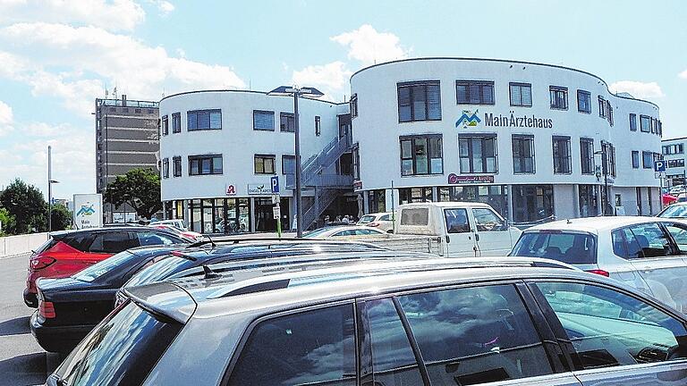 Der Parkplatz am Mainärztehaus in Ochsenfurt ist seit einem Jahr kostenpflichtig - und wird von einem privaten Parkraumüberwacher betrieben. Der Parkplatz am Mainärztehaus in Ochsenfurt ist seit einem Jahr kostenpflichtig - und wird von einem privaten Parkraumüberwacher betrieben.