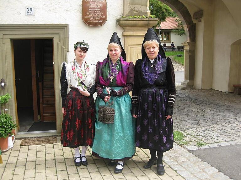 Von links: Mädchen mit Myrtenkranz und Festtracht, verheiratete Frau mit Festtracht, verheiratete Frau mit Abtrauertracht. Von links: Mädchen mit Myrtenkranz und Festtracht, verheiratete Frau mit Festtracht, verheiratete Frau mit Abtrauertracht.