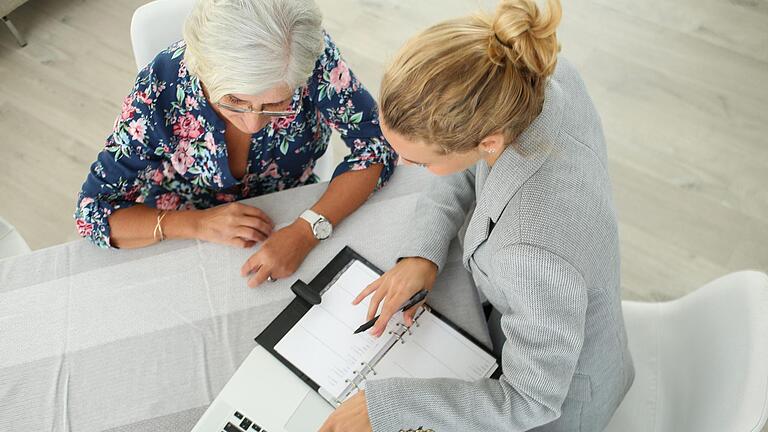Nur drei Prozent aller Behinderungen sind angeboren. Die meisten entstehen im Laufe des Lebens, vor allem im Alter. Beratung ist da oft gefragt. Symbolbild: stock.adobe.com       -  Nur drei Prozent aller Behinderungen sind angeboren. Die meisten entstehen im Laufe des Lebens, vor allem im Alter. Beratung ist da oft gefragt. Symbolbild: stock.adobe.com