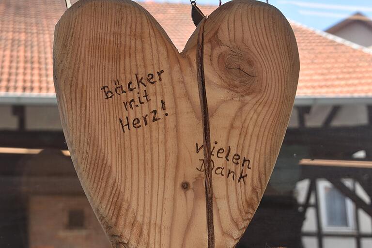 Die Kunden schätzen den Häusemer Bäcker nicht nur wegen der frischen Bachwaren, sondern auch, weil Andrea und Dieter Hippeli mit Herzblut bei der Sache sind. Die Kunden schätzen den Häusemer Bäcker nicht nur wegen der frischen Bachwaren, sondern auch, weil Andrea und Dieter Hippeli mit Herzblut bei der Sache sind.