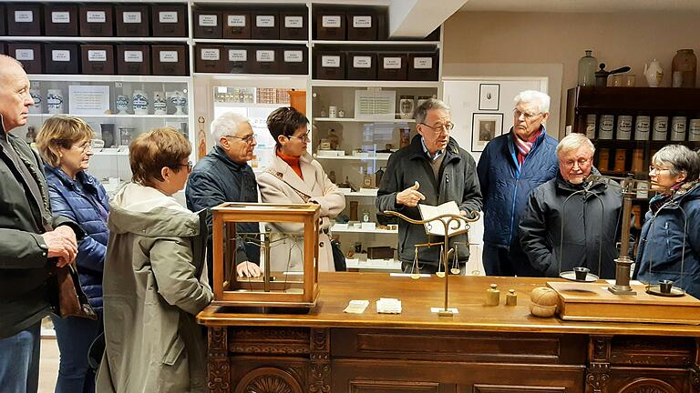 Im Museum Obertor-Apotheke in Marktheidenfeld führte Apotheker Dr. Eric Martin (Mitte) die Gäste aus Karlstadt in die Herstellung von Arzneimitteln in den letzten 290 Jahren ein. Im Museum Obertor-Apotheke in Marktheidenfeld führte Apotheker Dr. Eric Martin (Mitte) die Gäste aus Karlstadt in die Herstellung von Arzneimitteln in den letzten 290 Jahren ein.