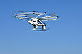 Elektro-Flugtaxi Volocopter.jpeg       -  Das Elektro-Flugtaxi von Volocopter, hier bei einem Testflug im vergangenen Jahr.