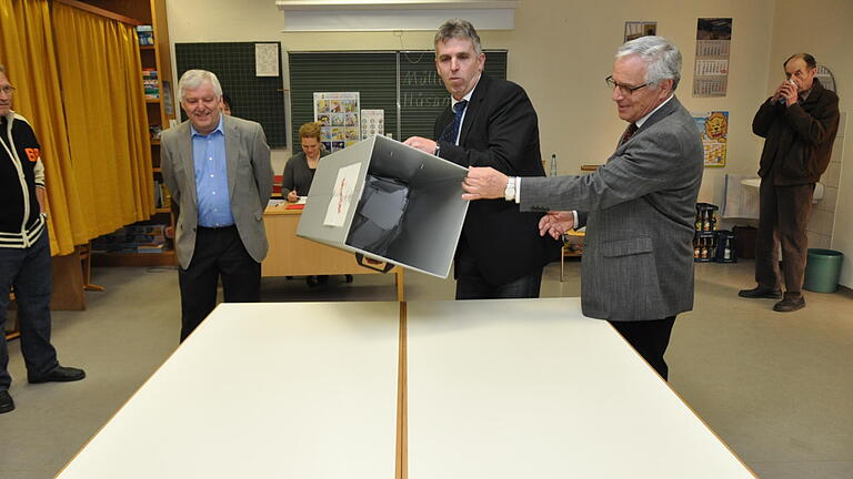 Bürgermeisterwahl       -  Stichwahl um  das Bürgermeisteramt in Birkenfeld: Achim Müller gewinnt gegen Frieder Hüsam. Auszählung in der alten Schule in Birkenfeld. Von links: Bürgermeister Werner Schebler, Wahlleiter Hermann Riedmann und Stellvertreter Herhard Müller.