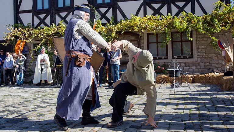 Mit der Obrigkeit legt man sich besser nicht an: Beim Reformationsspiel in Sommerhausen fühlten sich die Teilnehmer ins Mittelalter zurückversetzt. Mit der Obrigkeit legt man sich besser nicht an: Beim Reformationsspiel in Sommerhausen fühlten sich die Teilnehmer ins Mittelalter zurückversetzt.