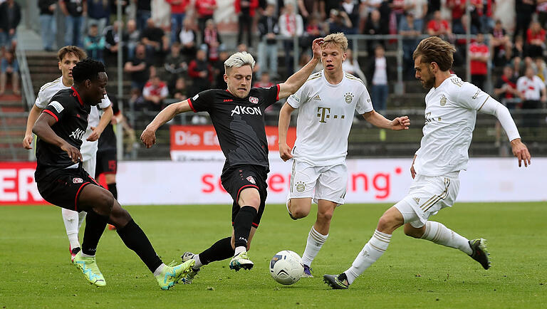 Kickers-Akteur Thomas Haas (Mitte) kommt in dieser Szene vor Luca Denk (rechts) vom FC Bayern München II an den Ball. Kickers-Akteur Thomas Haas (Mitte) kommt in dieser Szene vor Luca Denk (rechts) vom FC Bayern München II an den Ball.