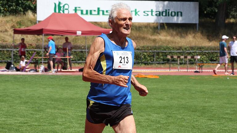 Dieter Bach (im Bild) wurde bei den bayerischen Seniorenmeisterschaften in der Altersklasse M 75 über 100 Meter und 200 Meter jeweils Zweiter.