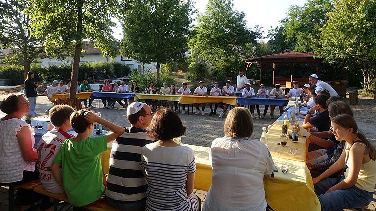 Gemeinsame Shabbatfeier beim deutsch-israelischen Freundschaftsabend mit allen Gastfamilien an der Mittelschule Haßfurt. Gemeinsame Shabbatfeier beim deutsch-israelischen Freundschaftsabend mit allen Gastfamilien an der Mittelschule Haßfurt.