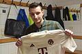 Jannik Hofmann, Torhüter der DJK Altbessingen, mit dem Geschenk seiner Mannschaftskameraden, einem Trikot des FC Bayern, in der Umkleide.