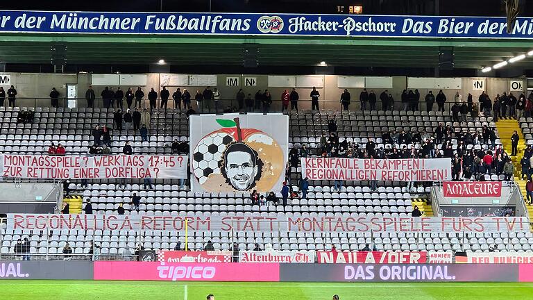 Aufwändiger Protest: Beim Spiel gegen den FC 05 Schweifurt machten die Bayern-Fans ihrem Ärger über TV-Spiele Luft. Aufwändiger Protest: Beim Spiel gegen den FC 05 Schweifurt machten die Bayern-Fans ihrem Ärger über TV-Spiele Luft.