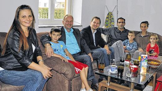 Neue Heimat: Familie Bajric aus Bosnien, zurzeit im ehemaligen Forsthaus in Maroldsweisach untergebracht, möchte in Deutschland Asyl beantragen. Bürgermeister Wolfram Thein (Vierter von links) und sein Stellvertreter Harald Deringer (links daneben) statteten der Familie einen Besuch ab – unterstützt von Alma Steigmeier aus Dippach (links), die übersetzte.FOTO: Beate Dahinten Neue Heimat: Familie Bajric aus Bosnien, zurzeit im ehemaligen Forsthaus in Maroldsweisach untergebracht, möchte in Deutschland Asyl beantragen. Bürgermeister Wolfram Thein (Vierter von links) und sein Stellvertreter Harald Deringer (links daneben) statteten der Familie einen Besuch ab – unterstützt von Alma Steigmeier aus Dippach (links), die übersetzte.FOTO: Beate Dahinten