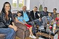 Neue Heimat: Familie Bajric aus Bosnien, zurzeit im ehemaligen Forsthaus in Maroldsweisach untergebracht, möchte in Deutschland Asyl beantragen. Bürgermeister Wolfram Thein (Vierter von links) und sein Stellvertreter Harald Deringer (links daneben) statteten der Familie einen Besuch ab &ndash; unterstützt von Alma Steigmeier aus Dippach (links), die übersetzte.FOTO: Beate Dahinten