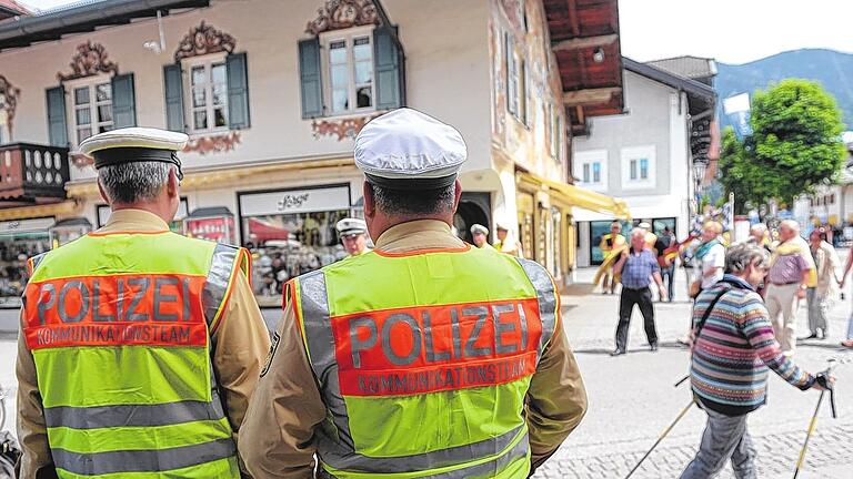 Vor dem G7-Gipfel: Beamte des „Kommunikationsteams“ der Polizei stehen in der Fußgängerzone in Garmisch-Partenkirchen bereit, um Fragen zum G7-Gipfel zu beantworten. Vor dem G7-Gipfel: Beamte des „Kommunikationsteams“ der Polizei stehen in der Fußgängerzone in Garmisch-Partenkirchen bereit, um Fragen zum G7-Gipfel zu beantworten.