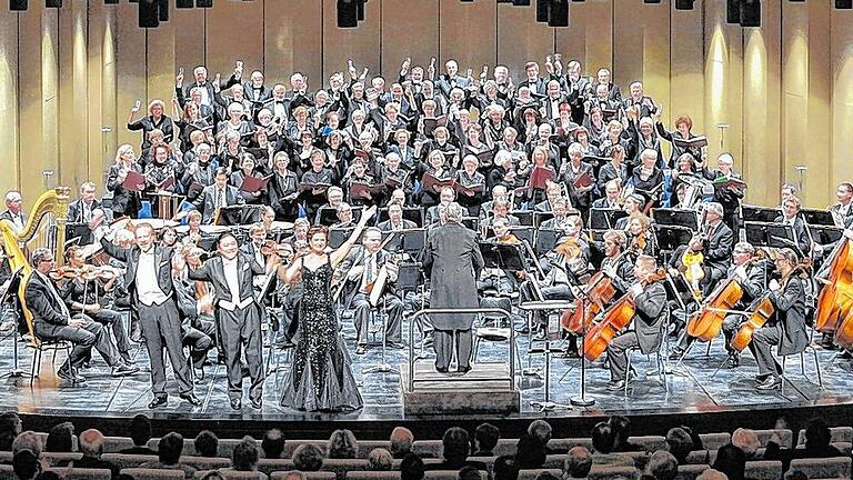 Gala mit Gästen im Theater: Der Liederkranz mit den beiden diesjährigen Solisten im Vordergrund – Oliver Weidinger, Bassbariton, links, und Vera Schoenenberg, Sopran. Gala mit Gästen im Theater: Der Liederkranz mit den beiden diesjährigen Solisten im Vordergrund – Oliver Weidinger, Bassbariton, links, und Vera Schoenenberg, Sopran.