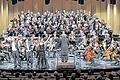 Gala mit Gästen im Theater: Der Liederkranz mit den beiden diesjährigen Solisten im Vordergrund &ndash; Oliver Weidinger, Bassbariton, links, und Vera Schoenenberg, Sopran.