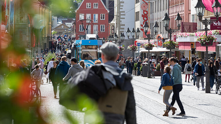 Trotz Corona-Krise und Abstandsgebot füllen sich unsere Innenstädte wieder, so wie hier die Domstraße in der Würzburger Innenstadt. Droht eine zweite Infektionswelle?