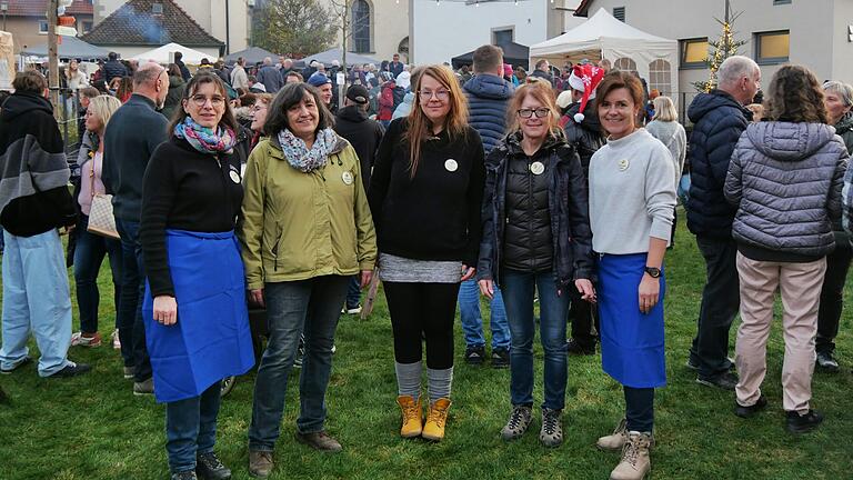 Beim Sternenzauber auf dem Rathausplatz in Hausen. Das Organisationsteam (von links) Sonja Flammersberger-Ziegler, Brigitte Konrad, Melanie Stoll als Vorsitzende des Kindergartenträgervereins St. Elisabeth, Annette Trageser-Rumpel und Gerti Cäsar freute sich über den guten Besuch.