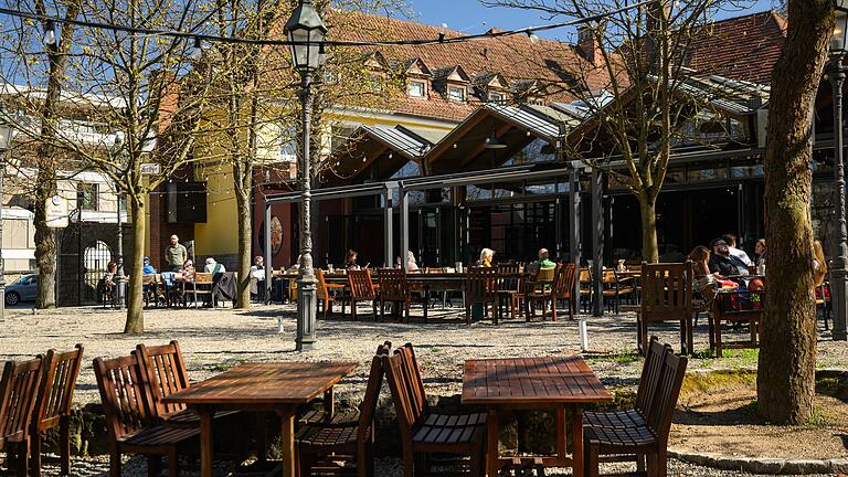 Gutes Wetter zur Eröffnung: Blick in den neu eröffneten Außenbereich am Hofbräukeller in der Zellerau in Würzburg. Gutes Wetter zur Eröffnung: Blick in den neu eröffneten Außenbereich am Hofbräukeller in der Zellerau in Würzburg.