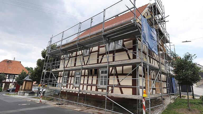 Die Sanierung läuft: Das Alte Rathaus Oberlauringen wird ein Rückert-Zentrum.