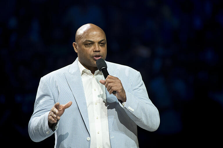 Anlässlich Dirk Nowitzkis letzem Heimspiel spricht Charles Barkley zu dem Würzburger. Anlässlich Dirk Nowitzkis letzem Heimspiel spricht Charles Barkley zu dem Würzburger. 