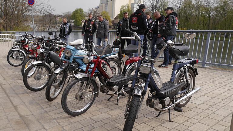 Highway zu schnell: An der Maxbrücke parkten die Slowriders ihre Benzinponys, beim Sachsertreffen des Kleinen Industriemuseums. Highway zu schnell: An der Maxbrücke parkten die Slowriders ihre Benzinponys, beim Sachsertreffen des Kleinen Industriemuseums.
