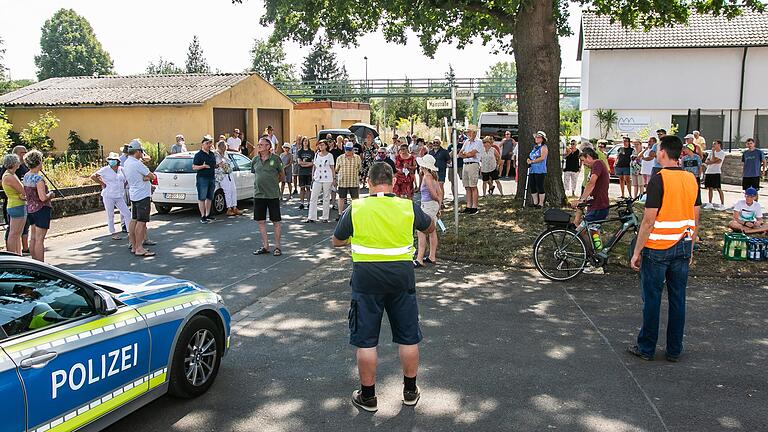 Vor einem Monat demonstrierten Astheimer Bürger gegen den unkontrollierten und ausufernden Tourismus am Altmain. Das Foto entstand am 9. August. Vor einem Monat demonstrierten Astheimer Bürger gegen den unkontrollierten und ausufernden Tourismus am Altmain. Das Foto entstand am 9. August.
