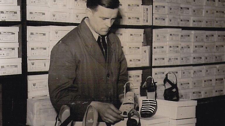 Gründer Michael Schwind beim Drapieren der Schuhe. Gründer Michael Schwind beim Drapieren der Schuhe.