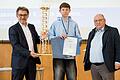 Janik Heerlein vom Armin-Knab-Gymnasium in Kitzingen, hier mit zwei Juroren, sichert sich mit seinem Modell 'Main View Tower' den dritten Platz.