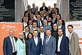 Stifterunternehmen und -institutionen trafen sich zur Vertragsunterzeichnung in der Ochsenfurter Klingentorpassage (vorne, v.l.): Landrat Thomas Eberth, IHK-Präsidentin Caroline Trips, THWS-Präsident Prof. Dr. Jean Meyer, der Ochsenfurter Bürgermeister Peter Juks, TTZ-Leiter Prof. Dr. Sebastian Biedermann und der Landtagsabgeordnete für Würzburg-Land, Björn Jungbauer.